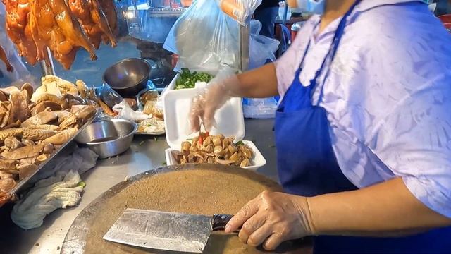 Невероятное мастерство владения ножом! Нарезка свиных отбивных! Камбоджийская уличная еда!