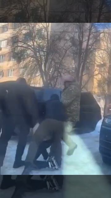 Украинский не доброволец. Битва с ТЦКашниками за "добровольца" в Черновцах. смотреть онлайн