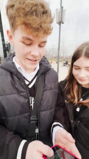 Девушка угадывает клубы по эмблеме !