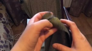 Ремонтирую пуфики на старинных креслах с помощью старой одежды