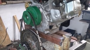 Установил двигатель на раму будущего минитрактора. Пробный запуск.