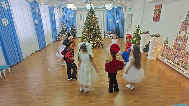 Танец солдатиков и кукол на Новый год.