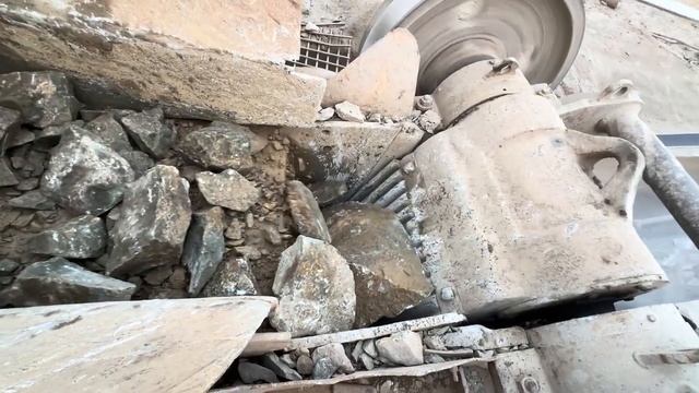 Массовое дробление камня - крупные валуны дробятся щековой дробилкой #камнедробилка #дробление камня смотреть онлайн