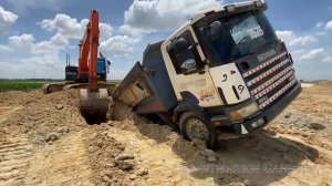 Amazing dump trucks stuck deep in mud recovery by Hitachi excavator successful.
