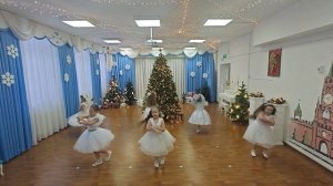 танец девочек с комочками снежными