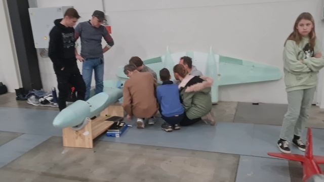 Зальные гиганты умирают Огромные радиоуправляемые самолёты для полётов в зале Самолёты в Экспофоруме смотреть онлайн