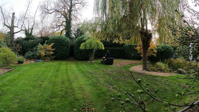 Кусторез. Стрижка газона. Косим траву садовым трактором Stiga смотреть онлайн