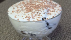 Десерт с черносливом,грецкими орехами и сметаной.