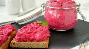 НАМАЗКА ИЗ СЕЛЬДИ СО СВЁКЛОЙ И ПЛАВЛЕНЫМ СЫРОМ