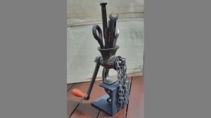 Произведение искусства из старых инструментов.