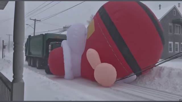 Затишье перед бурей 😂🤣😁_Санта рождество украшения танцы новогодние 4K HDR смотреть онлайн