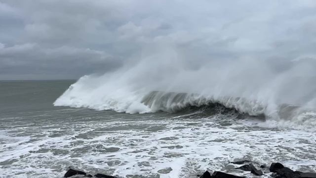 Мечта крымских серферов в районе мыса Св. Ильи (Феодосия). 11 января, 2025 года.