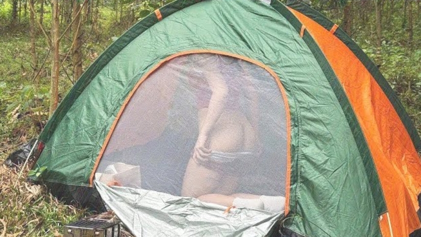 Соло кемпинг девушки в лесу.