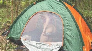 Соло кемпинг девушки в лесу.