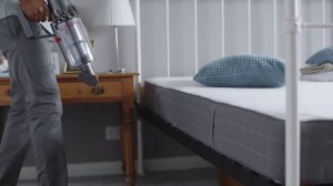 Беспроводной пылесос Dyson Cyclone V10™. Полноразмерная присоска. Без шнура.
