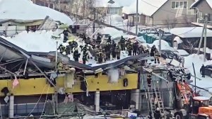 В Новосибирске продолжается разбор завалов на месте рухнувшего торгового центра.