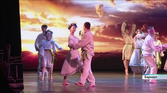 Концерт «Созвучие сердец», посвящённый Году единства народов России, состоялся в Барнауле смотреть онлайн