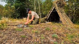 Соорудил укрытие в кустарниках у реки. Бушкрафт