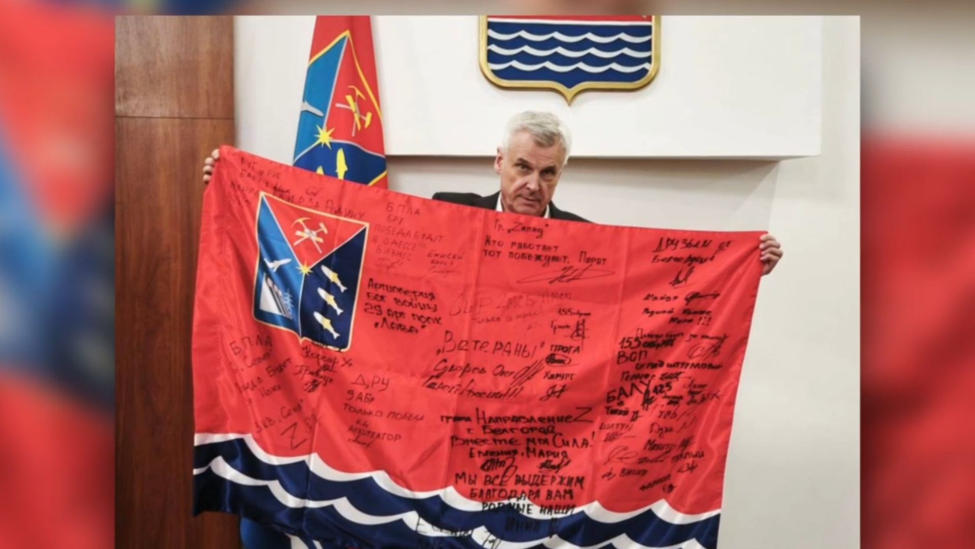 Бойцы подразделения «Ветераны» передали Сергею Носову уникальный флаг Магаданской области смотреть онлайн