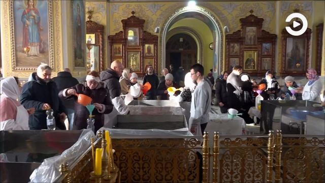 В Покровском архиерейском соборе Пензы освятили воду накануне Крещения