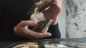 Осознает ли он свою вину и что планирует делать? Расклад Таро