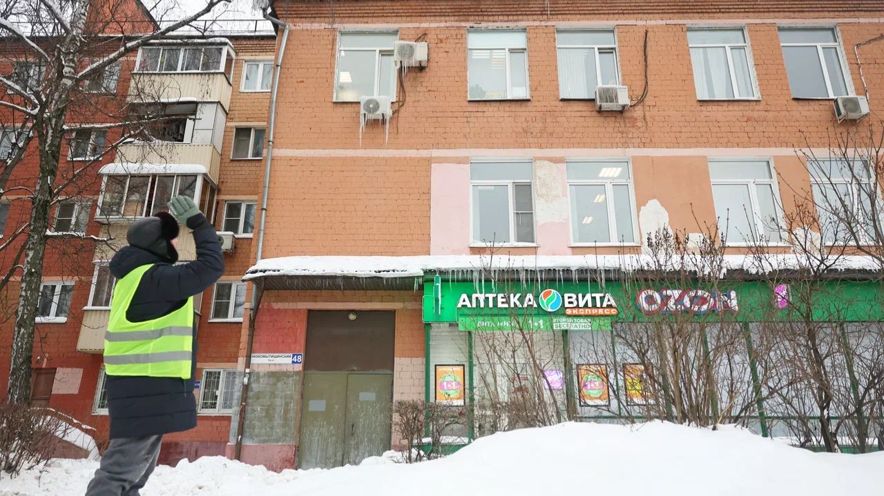 В Мытищах продолжают чистить крыши домов от снега и наледи смотреть онлайн