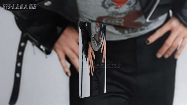 И ещё вдогонку милоты и безумных фото с выставки Тэхена V TYPE смотреть онлайн