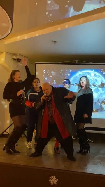 ОНА: — Дорогой, я на корпоратив! Буду поздно, пьяная, возможно, не одна. Если что, ты мой брат. смотреть онлайн