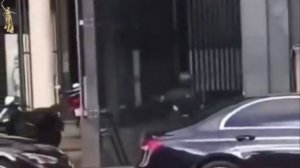 Грабители в мотошлемах с ломами и мачете ограбили магазин Rolex в центре Лондона.