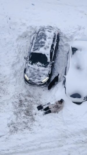 девушка с помощью лопаты откопала из снега свою машину и села отдыхать в сугроб #shorts