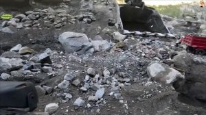 Строительство, экскаватор копает песок