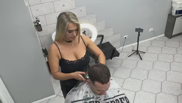 С появлением этой новой парикмахерши в нашем селе у всех женщин села перестала болеть голова! Чудо! смотреть онлайн