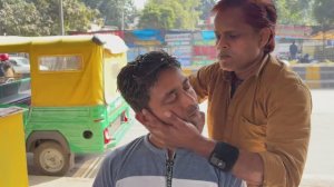 Расслабляющий массаж кожи головы для снятия стресса от индийского уличного парикмахера