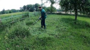 Покос высокой травы и крапивы