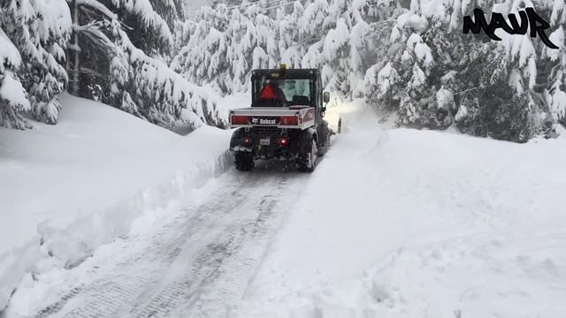 Мега-снегопад — уборка снега с помощью экскаватора Bobcat Toolcat UW56 смотреть онлайн