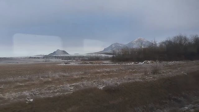 ГОРА БЕШТАУ ИЗ ОКНА ПОЕЗДА смотреть онлайн