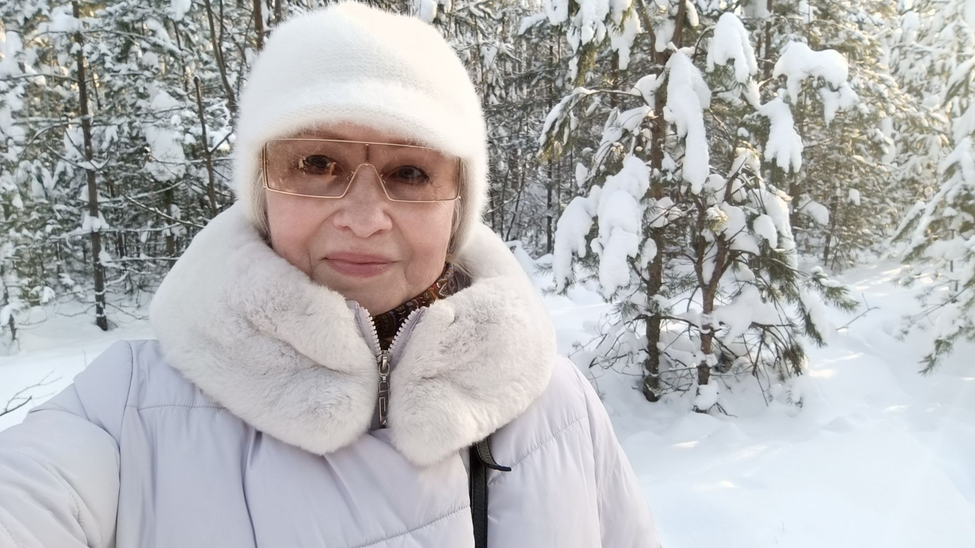 Прогулка по заснеженному лесу ❄️🌲 смотреть онлайн