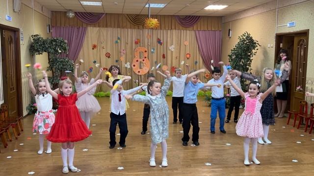 💥 ТАНЕЦ С ЦВЕТАМИ. Я сегодня увидала, что на улице весна...🌼🌼🌼 смотреть онлайн