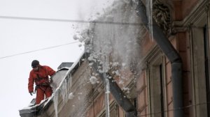 Осторожно, сосульки! Петербуржцы боятся выходить из дома из-за падающей с крыш наледи