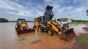Мойка с помощью экскаватора JCB 3dx Eco | Кирлоскера и грузовика Tata на деревенском пруду