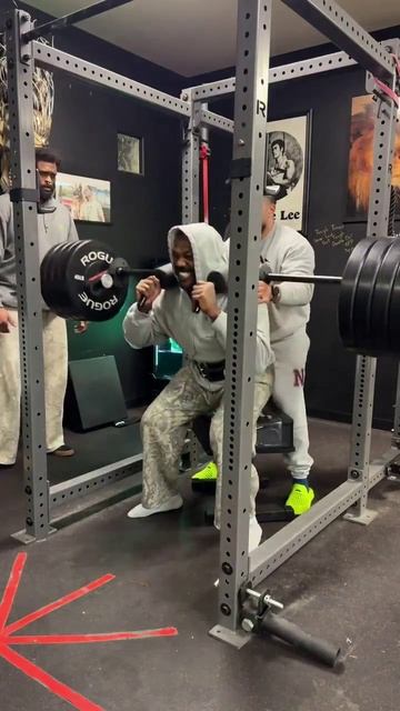 Джон Джонс приседает на стул с весом штанги 183,7 кг смотреть онлайн