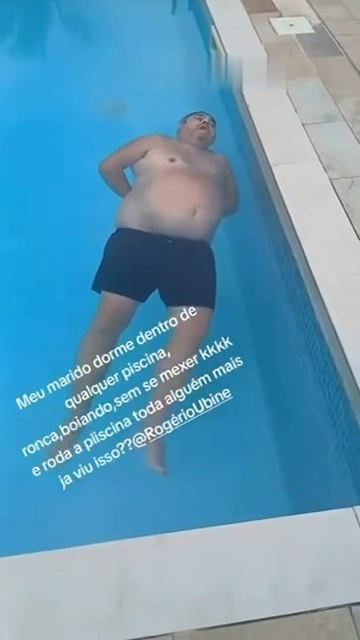 Бразильянка была шокирована, когда увидела мужа, спящего в...бассейне смотреть онлайн