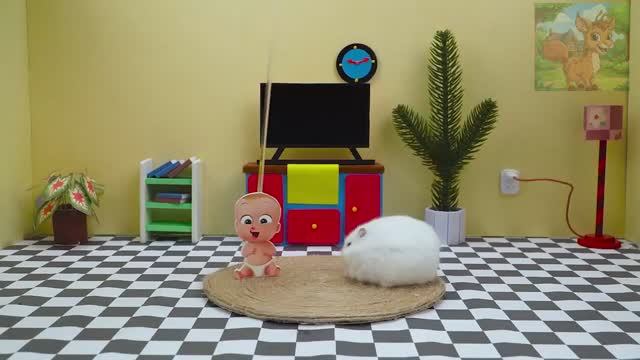 Маленький хомячок и его очаровательный босс наслаждаются роскошным обедом — вот это жизнь! смотреть онлайн