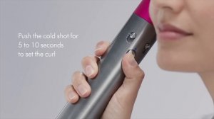 Как завить волосы с помощью Coanda Air с помощью мультистайлера и фена Dyson Airwrap™.