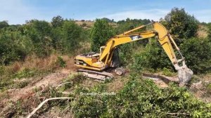 Потрясающие навыки оператора экскаватора 320B, который успешно восстанавливает застрявшую гусеницу 1