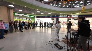 Катя Энсо - НЕ Ботан выступление на музыкальной площадке в ТЦ Манеж