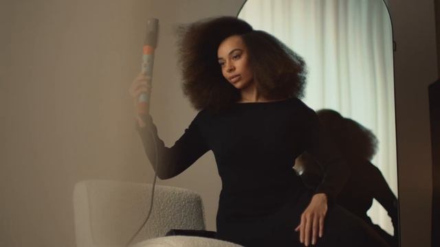 Как добиться удлиненного эффекта с помощью мультистайлера и фена Dyson Airwrap i.d.™ смотреть онлайн