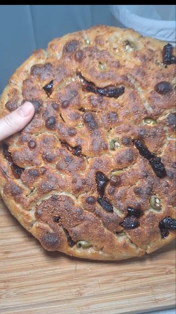 Фокача с вялеными томатами и оливками