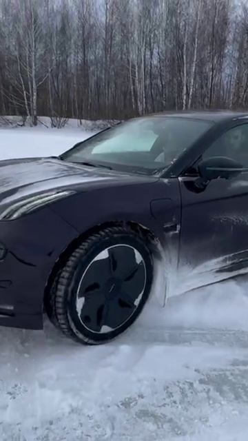 Zeekr 001 пытается дрифтить