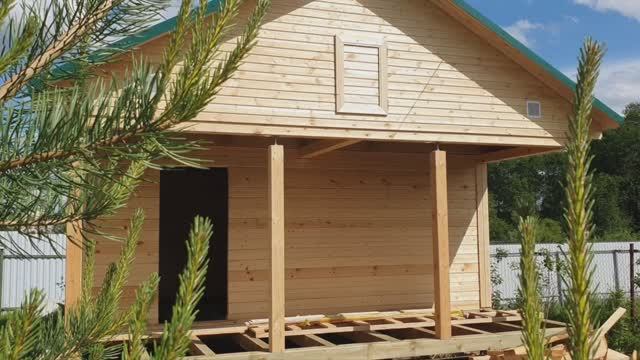 Строительство сруба бани на заказ из профилированного бруса под усадку от компании из Пестово смотреть онлайн